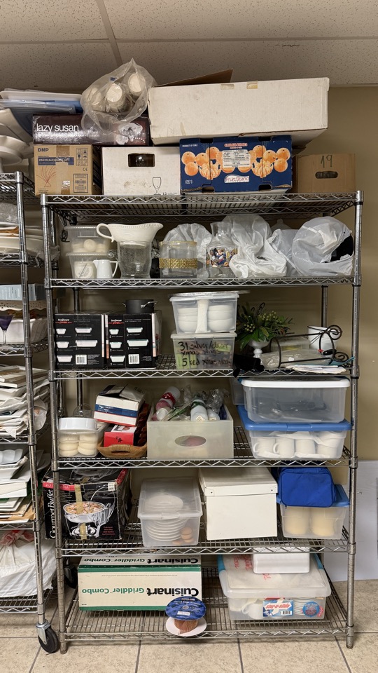 Estantería con cajas y piezas de servicio visibles