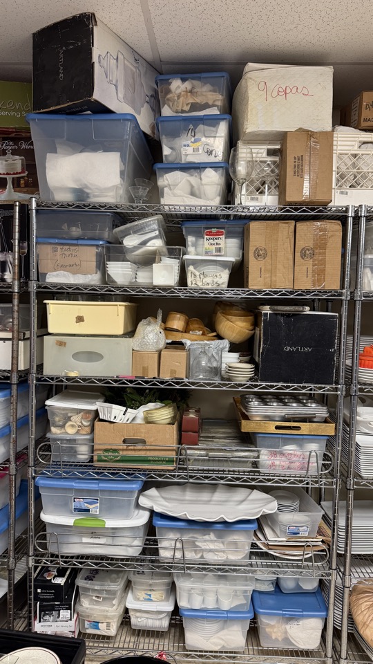Estantes altos con cajas y artículos apilados