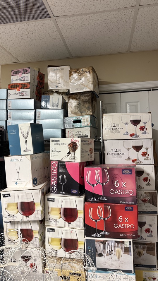 Cajas y paquetes apilados en el almacén