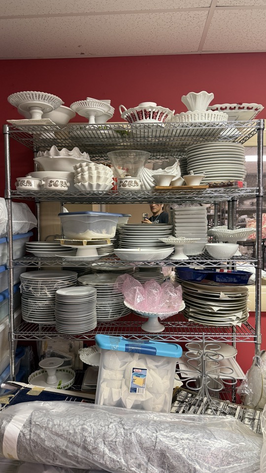 Tazas, platos, bowls y piezas de servicio en estantes