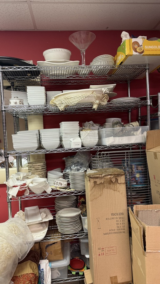 Piezas de servicio y cajas junto a una superficie de trabajo