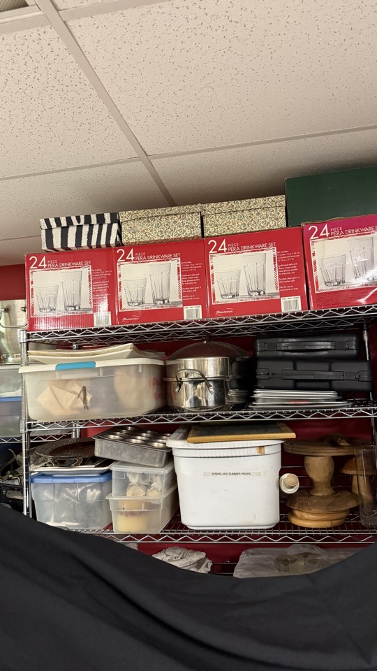 Cajas rojas, recipientes y piezas de servicio en estantes