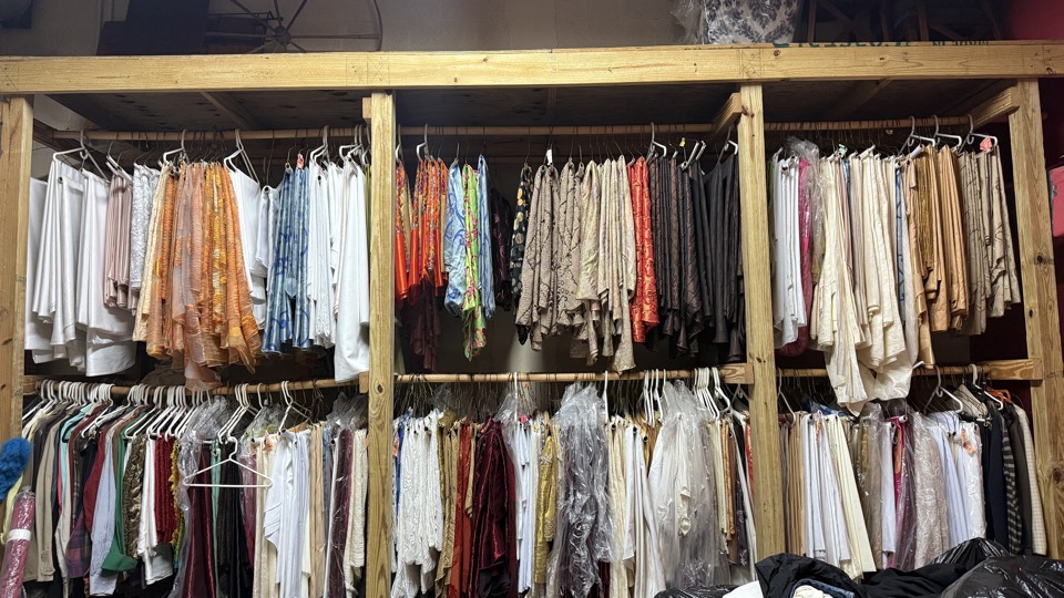 Filas de mantelería colgada en varios colores